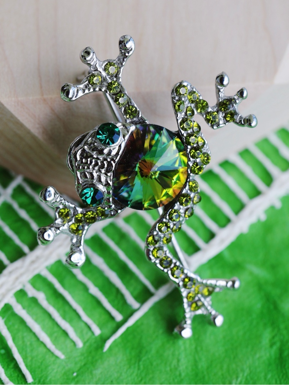 Silver Tone Whimsical Green Faceted Iridescent Gemstone Tree Frog Brooch NWOT